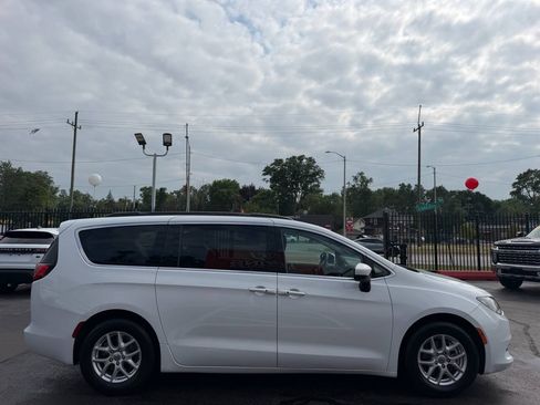 Used 2021 Chrysler Voyager Lxi FWD image 4