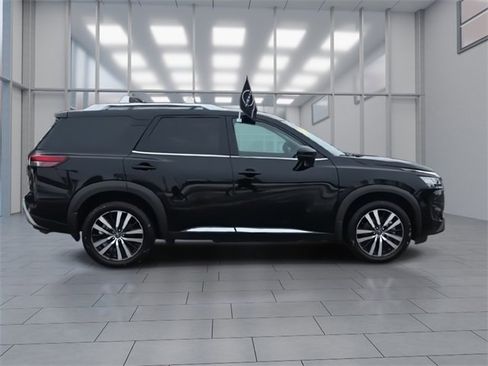Certified 2023 Nissan Pathfinder Platinum image 9
