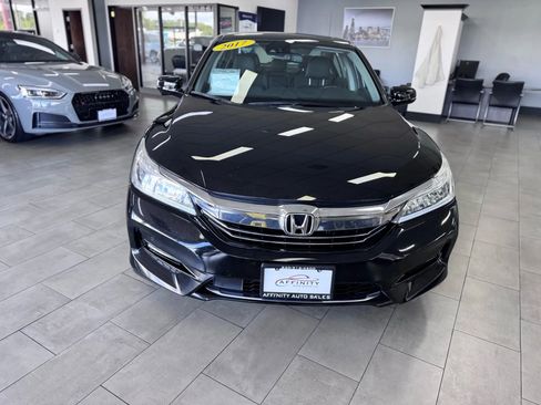 Used 2017 Honda Accord Touring image 8