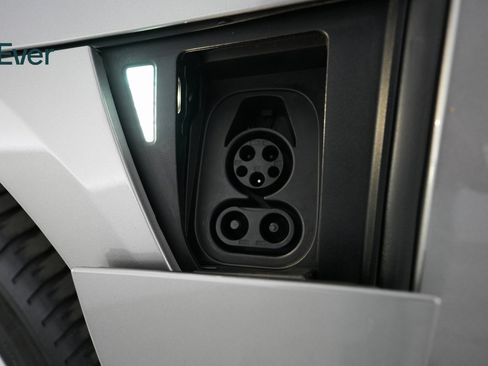 Used 2023 Lucid Air Touring image 24