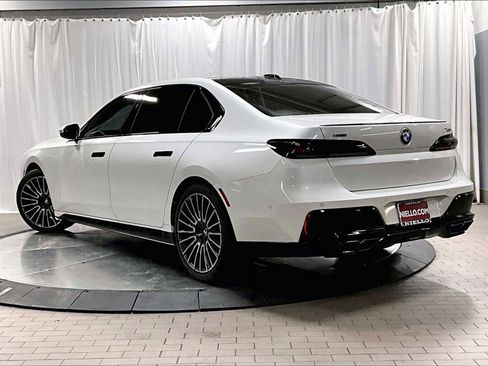 Used 2025 BMW 760i xDrive w/ Premium Package image 3