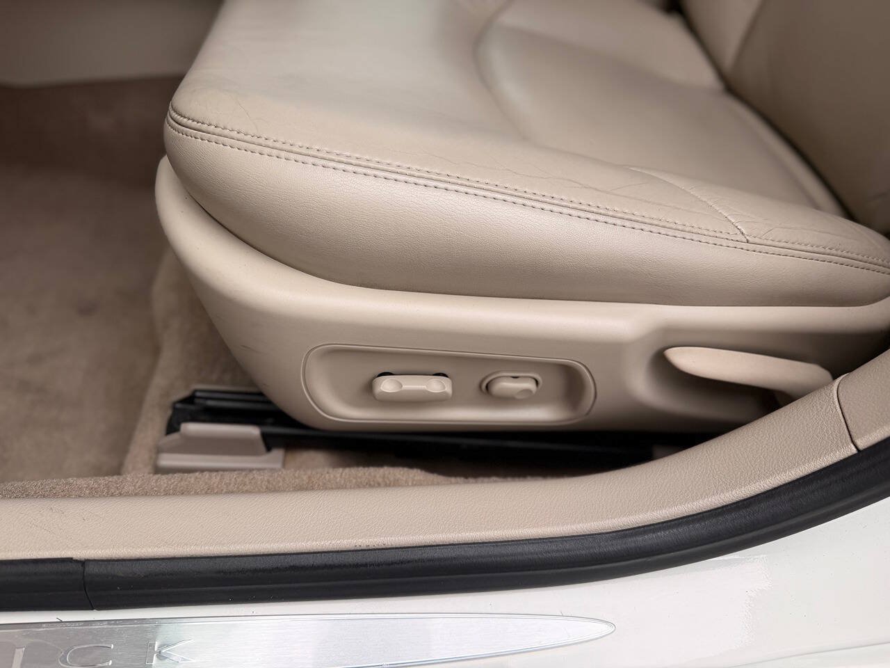 Used 2008 Buick LaCrosse CXL w/ Driver Confidence Package FWD image 12