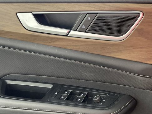 Used 2024 Volkswagen Atlas SE image 18