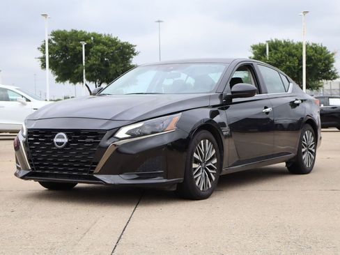 Used 2025 Nissan Altima 2.5 SV FWD image 2