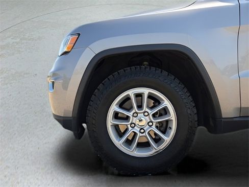 Used 2018 Jeep Grand Cherokee Laredo image 14