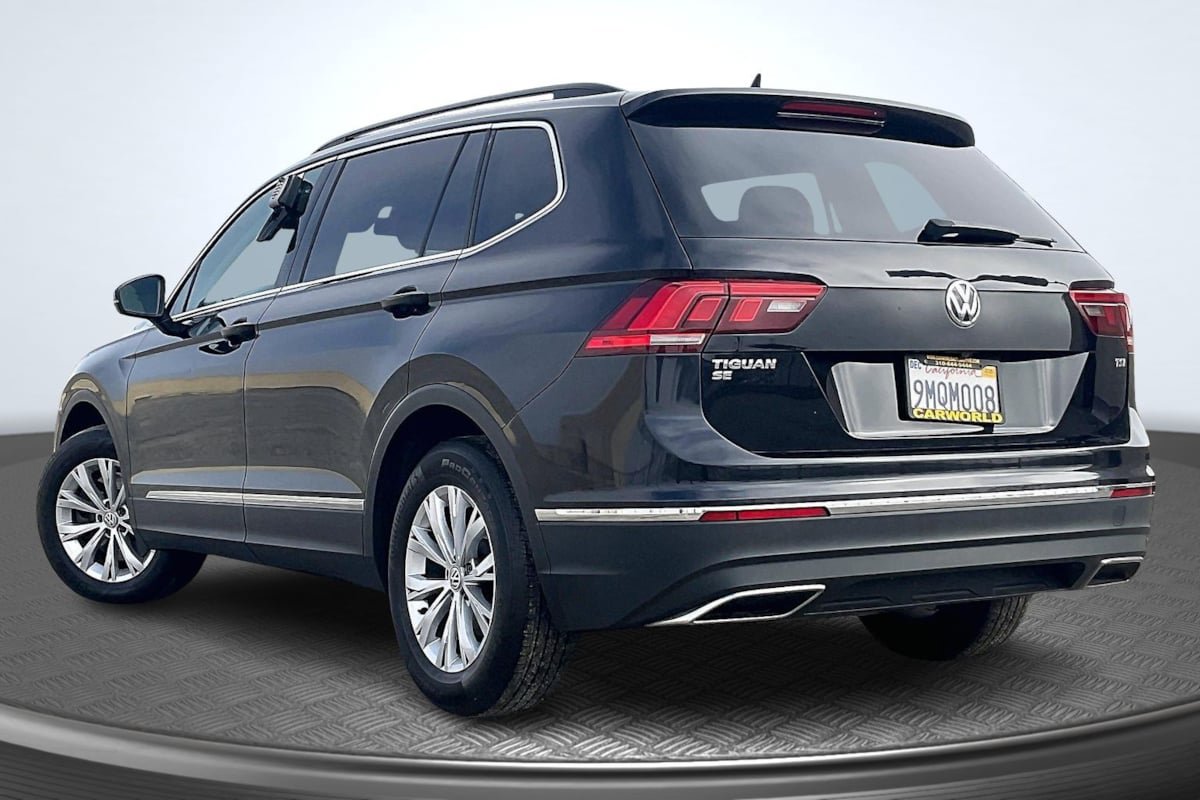 Used 2018 Volkswagen Tiguan SE w/ Panoramic Sunroof Package FWD image 2
