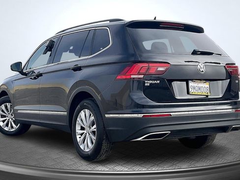 Used 2018 Volkswagen Tiguan SE w/ Panoramic Sunroof Package image 2