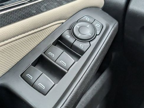 Used 2023 Chevrolet Traverse Premier FWD image 27
