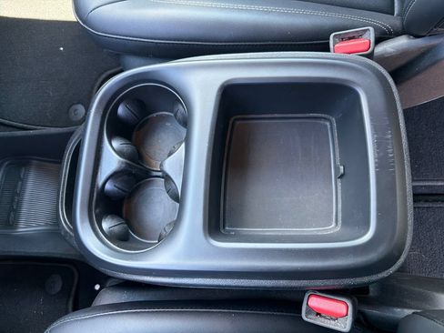 Used 2025 Chrysler Pacifica Select FWD image 22