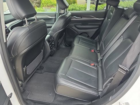 Used 2023 Jeep Grand Cherokee Limited image 17