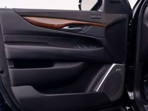 Used 2019 Cadillac Escalade Luxury AWD/4WD image 9