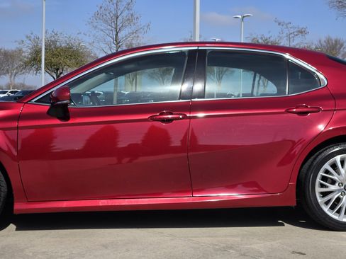 Used 2019 Toyota Camry XLE image 12