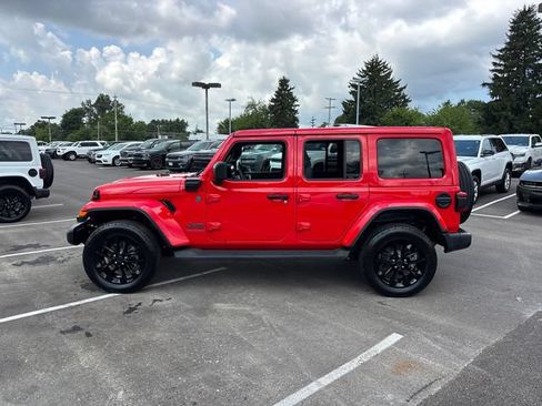 Used 2025 Jeep Wrangler Unlimited Sahara AWD/4WD image 3