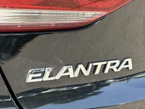 Used 2017 Hyundai Elantra Limited w/ Limited Tech Package 04 FWD image 19