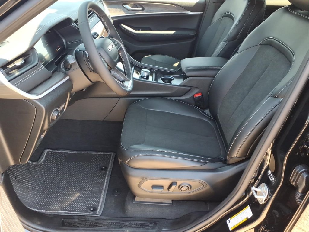 New 2026 Jeep Grand Cherokee Altitude RWD image 8