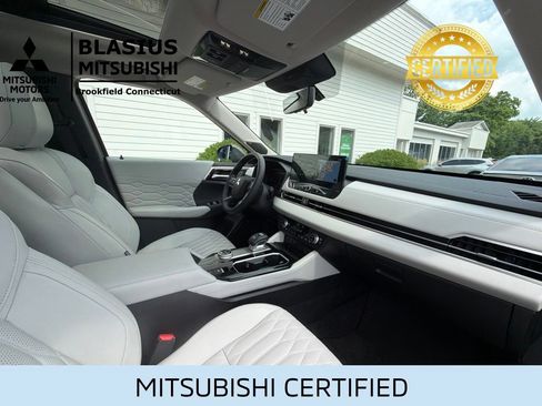 Used 2025 Mitsubishi Outlander AWD image 43