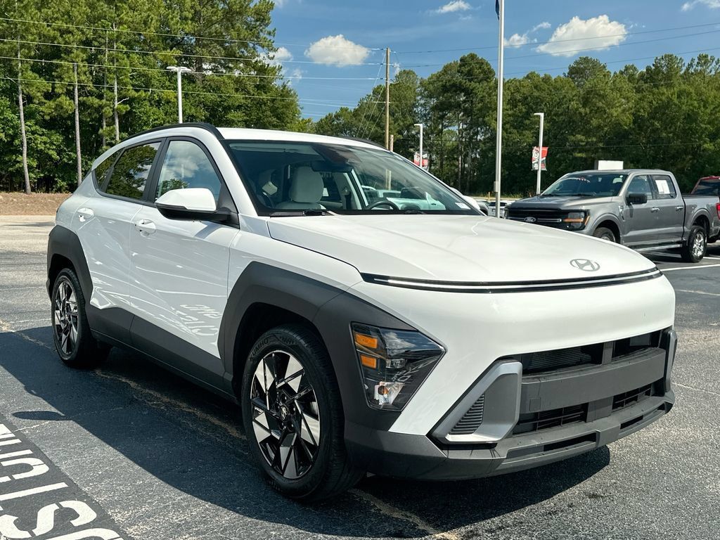 Used 2025 Hyundai Kona SEL FWD image 2