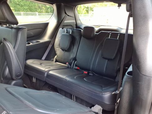 Used 2022 Chrysler Pacifica Touring-L w/ S Appearance Package FWD image 7