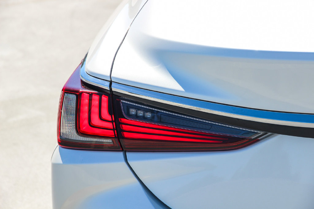 Certified 2024 Lexus ES 350 w/ Premium Package FWD image 8