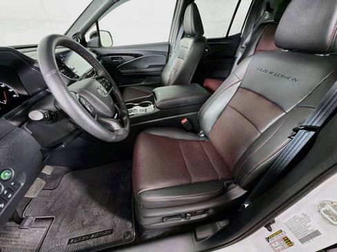 Used 2025 Honda Ridgeline Black Edition image 2