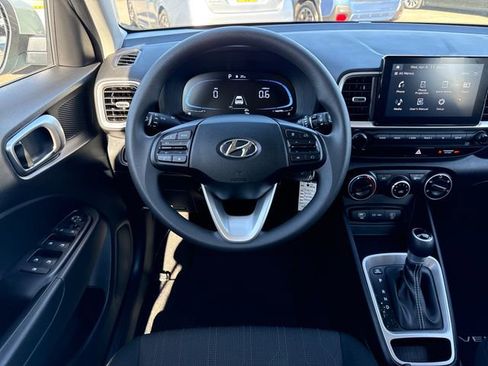 Used 2025 Hyundai Venue SE FWD image 20