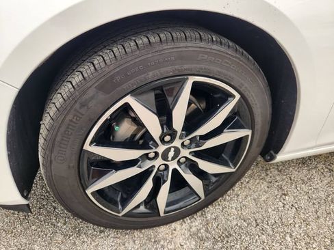 Used 2018 Chevrolet Malibu LT w/ Driver Confidence Package FWD image 9