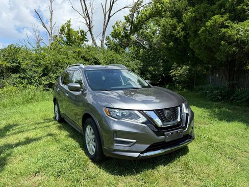 Used 2020 Nissan Rogue SV FWD image 2