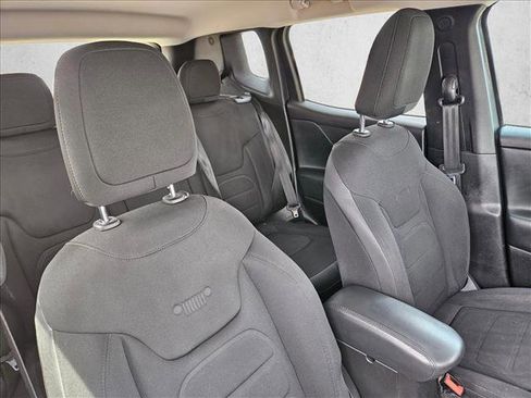 Used 2017 Jeep Renegade Altitude FWD image 13