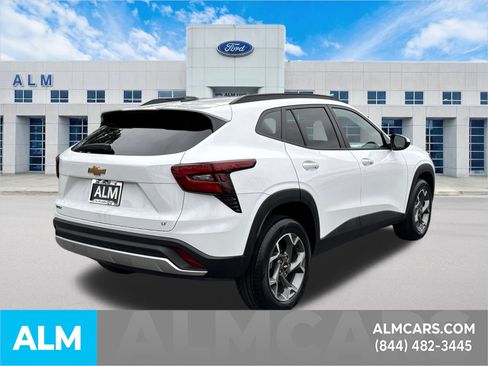 Used 2025 Chevrolet Trax LT w/ LT Convenience Package image 6