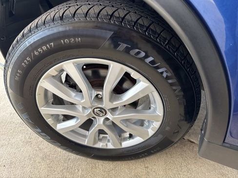 Used 2018 Nissan Rogue SV image 40