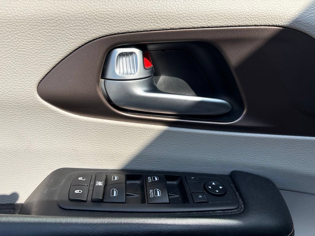 Used 2018 Chrysler Pacifica Touring Plus FWD image 11
