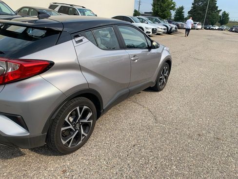 Used 2019 Toyota C-HR XLE FWD image 4