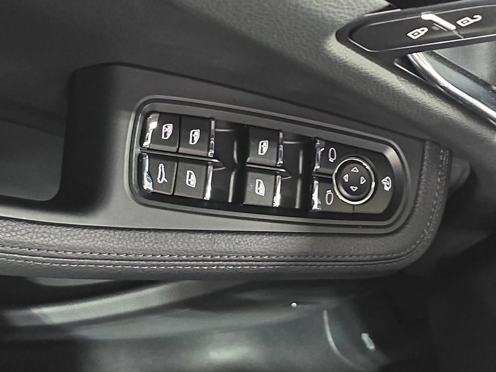 Certified 2026 Porsche Macan AWD/4WD image 21