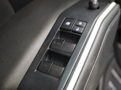 Used 2021 Toyota Highlander XLE image 17