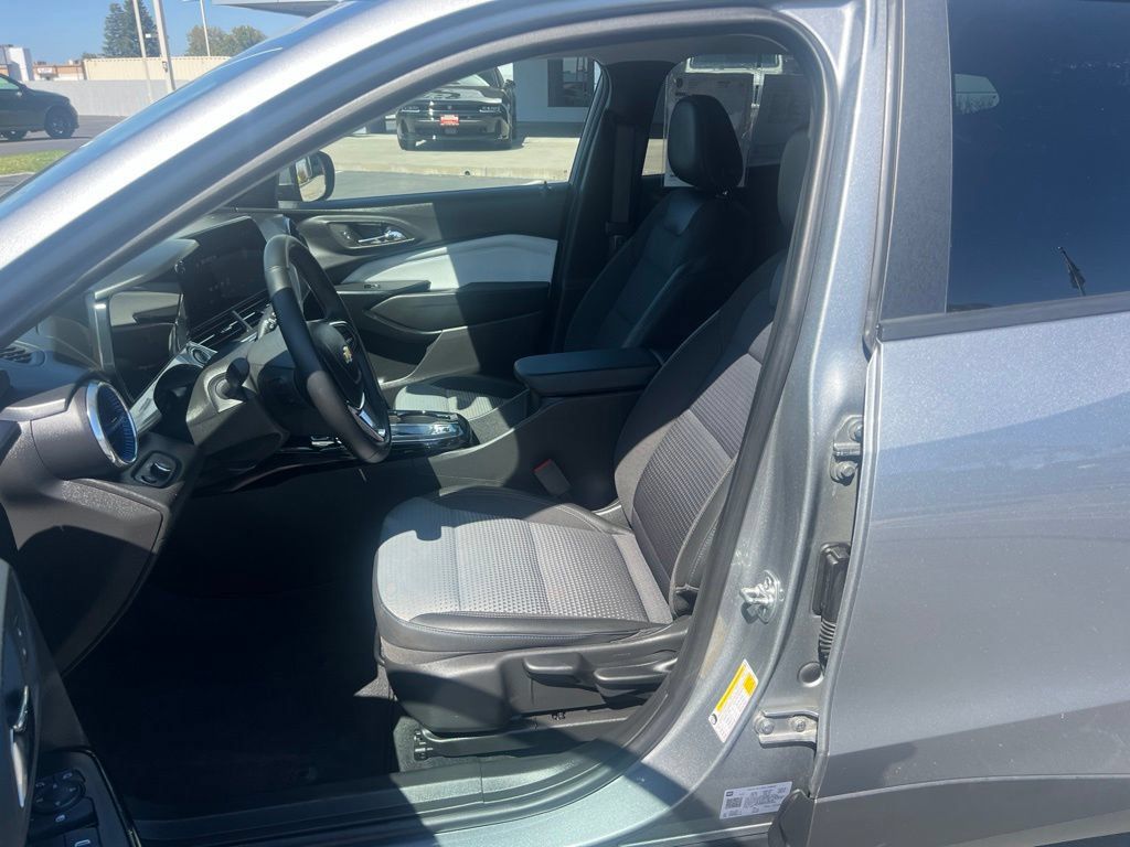 Used 2025 Chevrolet Trax LT w/ LT Convenience Package FWD image 18
