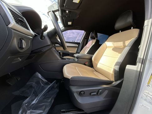 Used 2021 Volkswagen Atlas Cross Sport SE image 16