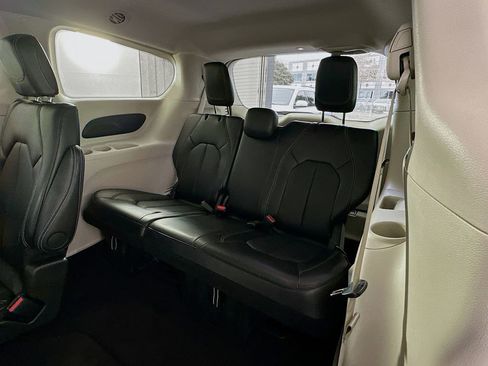 Used 2024 Chrysler Pacifica Touring-L image 25