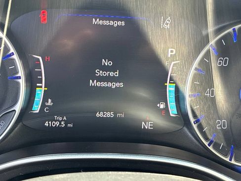 Used 2024 Chrysler Pacifica Touring-L FWD image 38