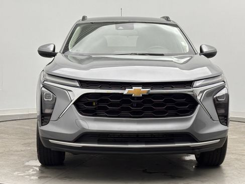 Used 2025 Chevrolet Trax LT w/ LT Convenience Package FWD image 2
