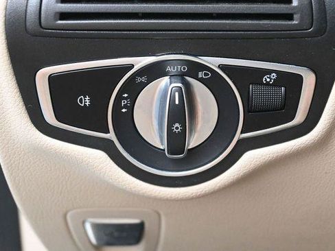 Used 2019 Mercedes-Benz GLC 300 4MATIC image 16