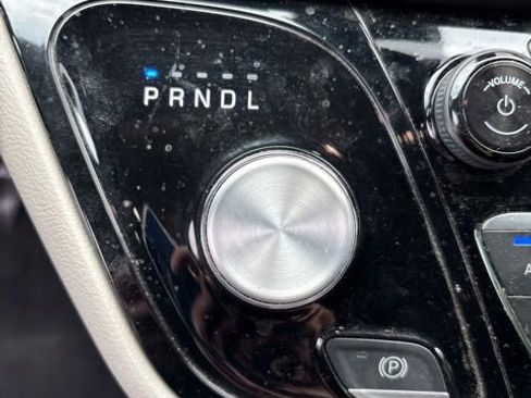 Used 2024 Chrysler Pacifica Touring-L image 25