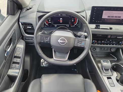 Used 2025 Nissan Rogue SL w/ Tech Package FWD image 18