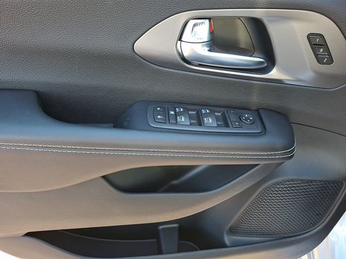 Used 2026 Chrysler Pacifica Select FWD image 8