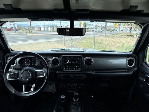 Used 2022 Jeep Wrangler Unlimited Sahara AWD/4WD image 15
