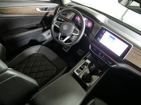 Used 2025 Volkswagen Atlas SEL Premium R-Line image 9