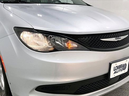 Used 2022 Chrysler Voyager LX image 33