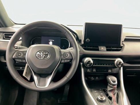 Used 2025 Toyota RAV4 SE image 11