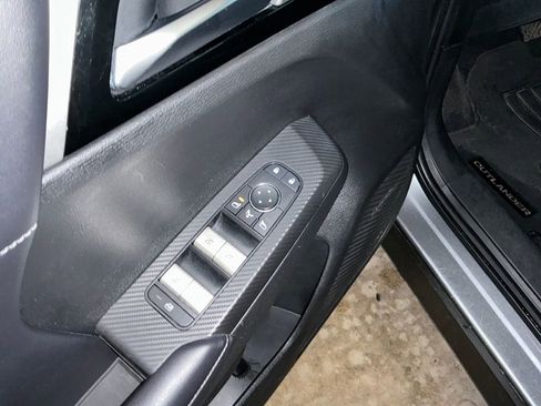 Used 2024 Mitsubishi Outlander SE image 14