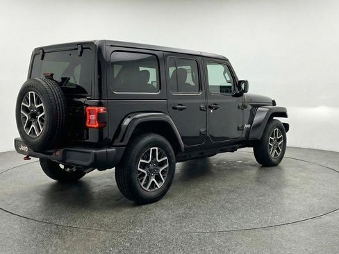 Used 2025 Jeep Wrangler Sahara image 9