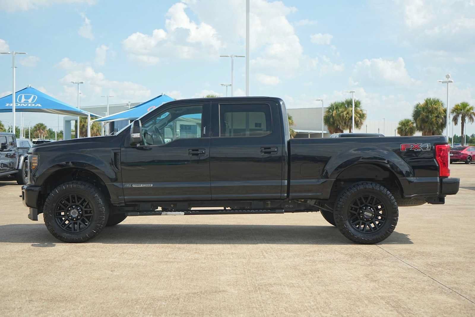 Used 2019 Ford F250 Lariat w/ Lariat Ultimate Package AWD/4WD image 3